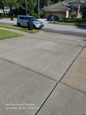 Driveway And Sidewalk Cleaning To Remove Grime And Algae Project in Sanford FL 32771