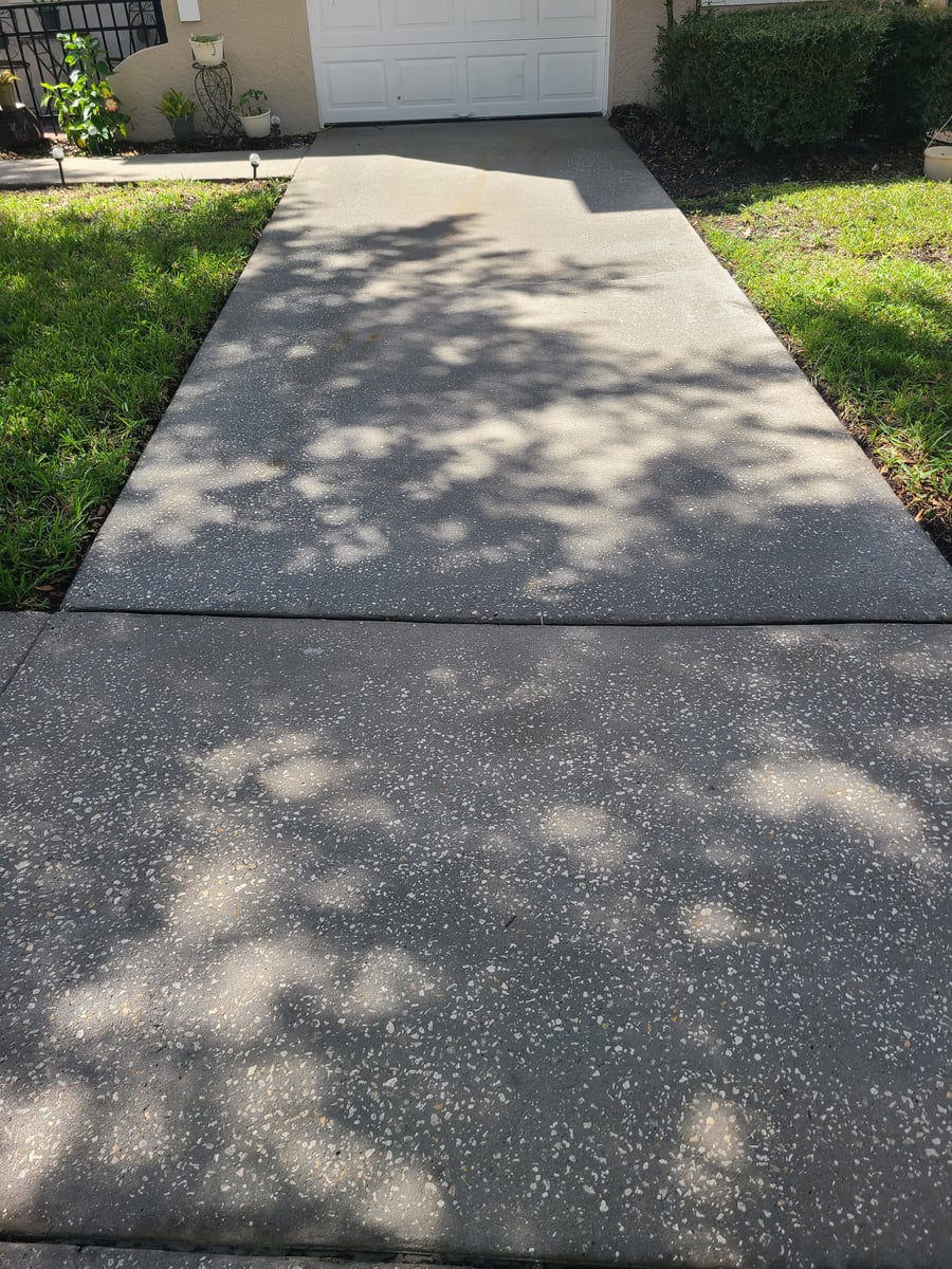 Driveway and walkway pressure washing and concrete surface cleaning Sanford FL 32773