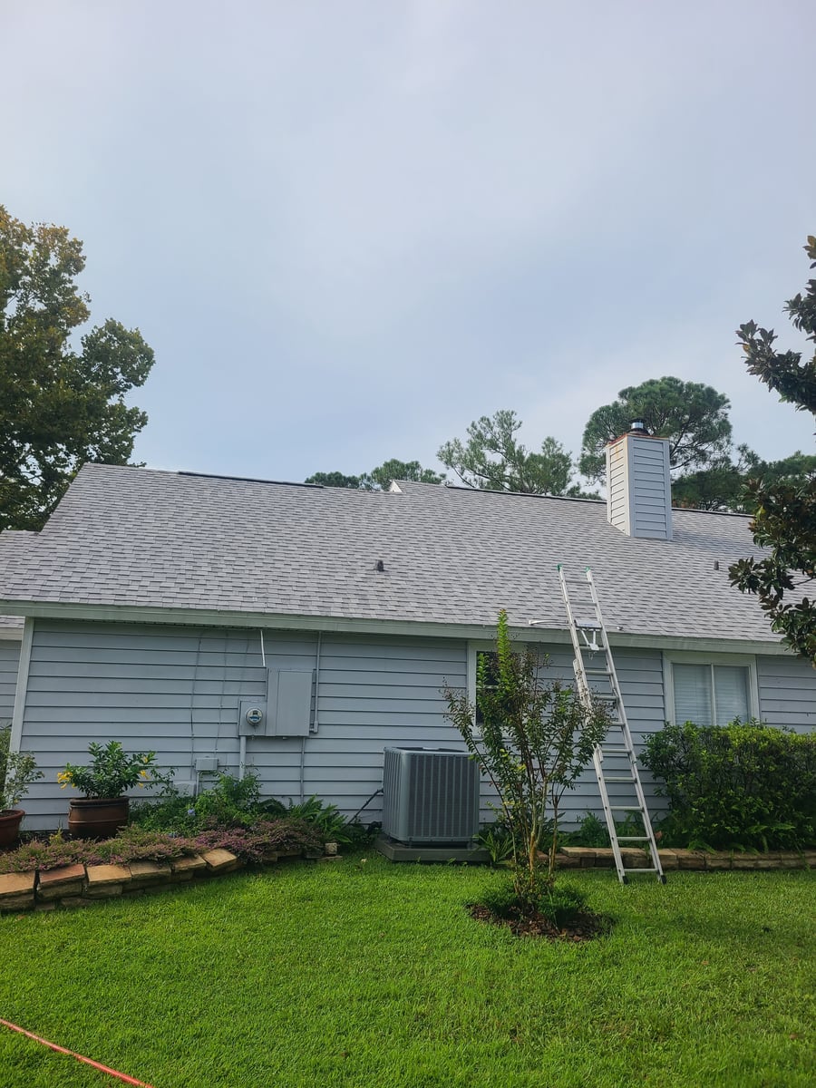 Soft wash roof cleaning and algae moss stain removal Sanford FL 32773