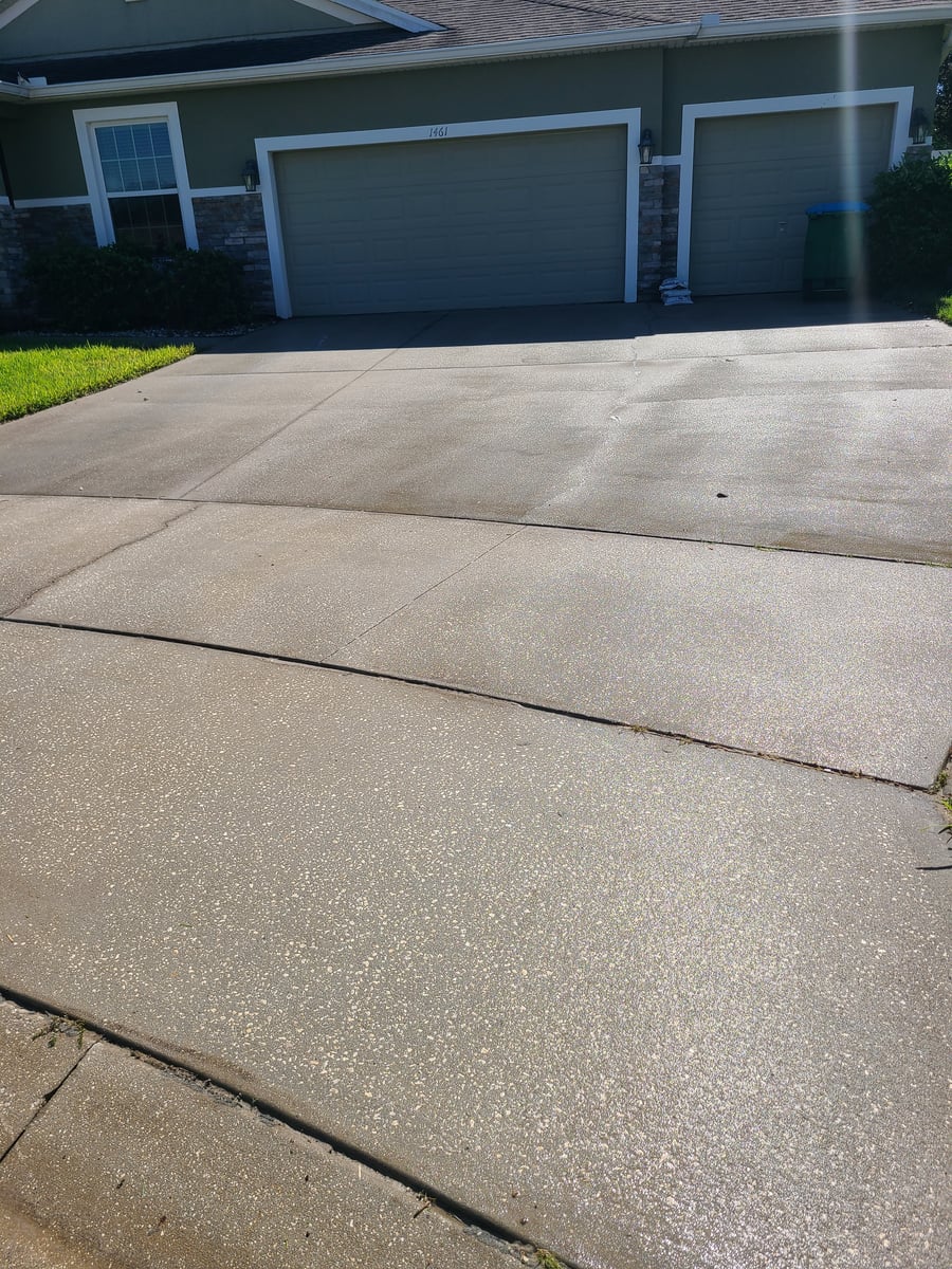 Driveway and sidewalk pressure washing and mold mildew removal Deltona FL 32725